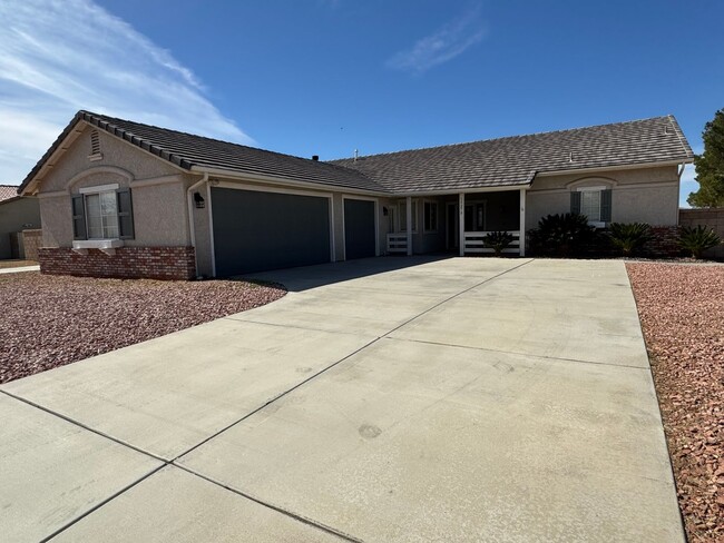 Primary Photo - Apple Valley - Beautiful 4 Bedroom / 2 Bat...