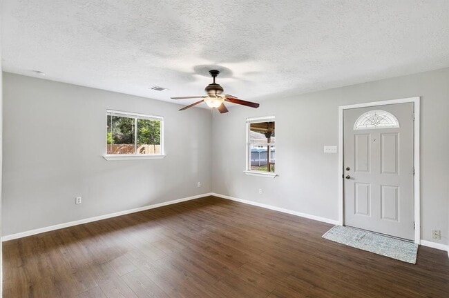 Building Photo - 14519 Oakleaf Dr