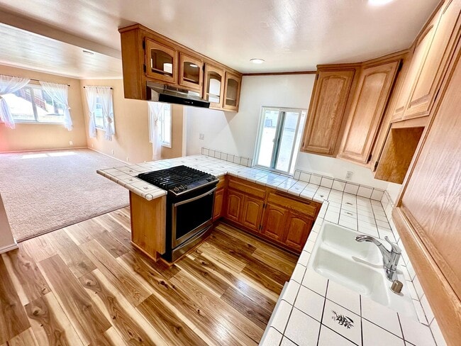Building Photo - Coastal charm -2bd 1ba - blocks from Hermo...
