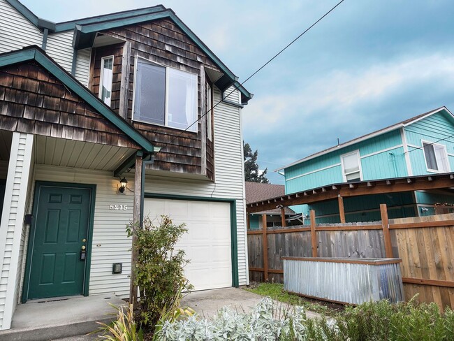 Building Photo - Bright & Spacious 2-Bedroom End Unit Townh...