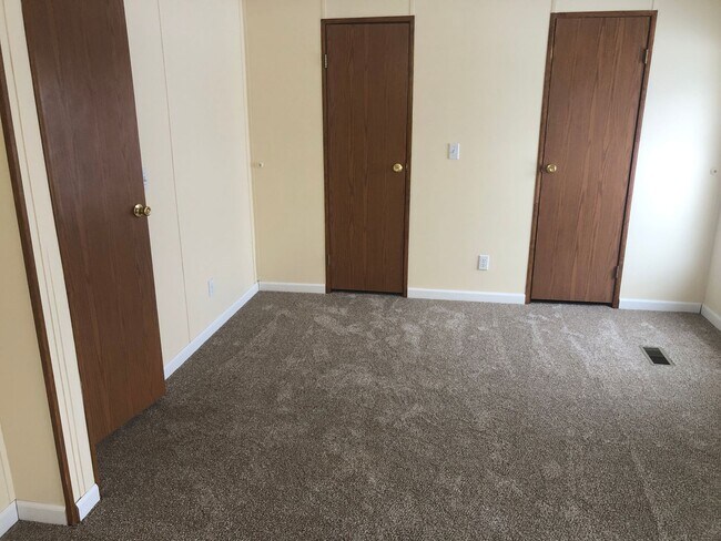 Building Photo - Country living close to town on 1 acre!
