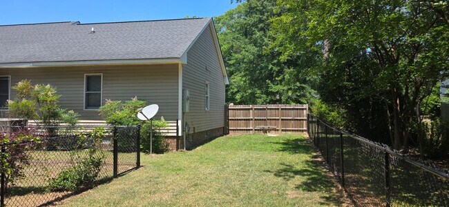 Building Photo - Nice Home with Many Amenities