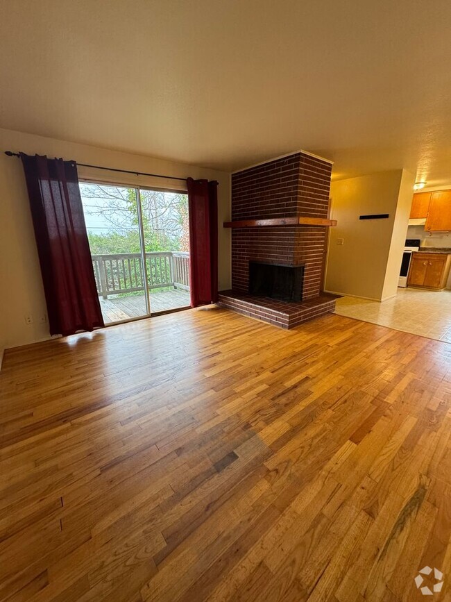 Building Photo - 2-Bedroom, 1-Bath Duplex In The Friendly S...