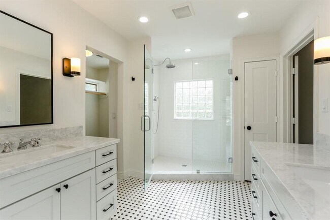 Building Photo - 3125 Wroxton Rd