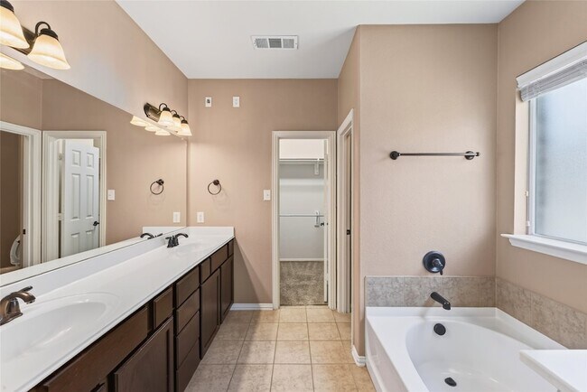 Building Photo - 417 Hackberry Dr