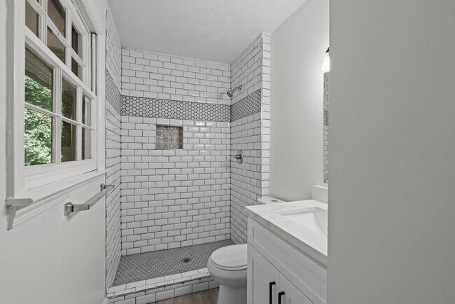 Building Photo - 246 Barbara Ln
