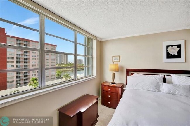 Building Photo - 3113 S Ocean Dr