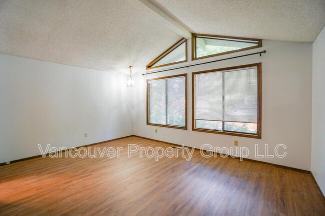 Building Photo - 7003 NW Dogwood Dr