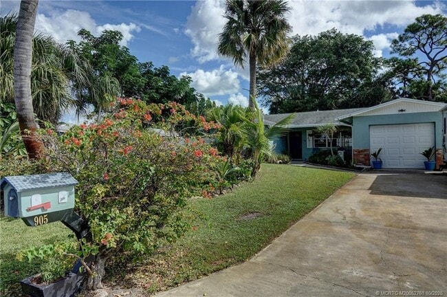 Building Photo - 905 SE Flamingo Ave