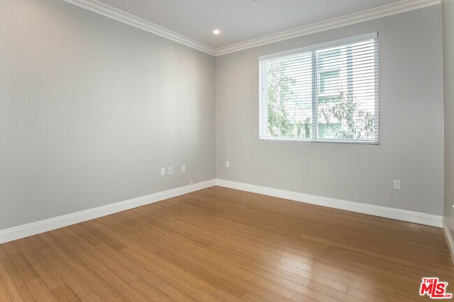 Building Photo - 1283 Havenhurst Dr