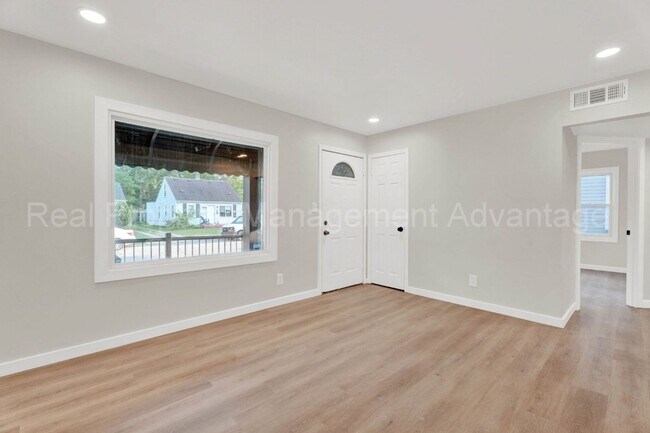 Building Photo - Gorgeous Kitchen and Bath in Hazel Park!