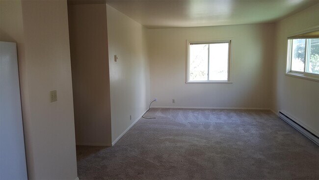 Building Photo - 329 N Tyler Ave