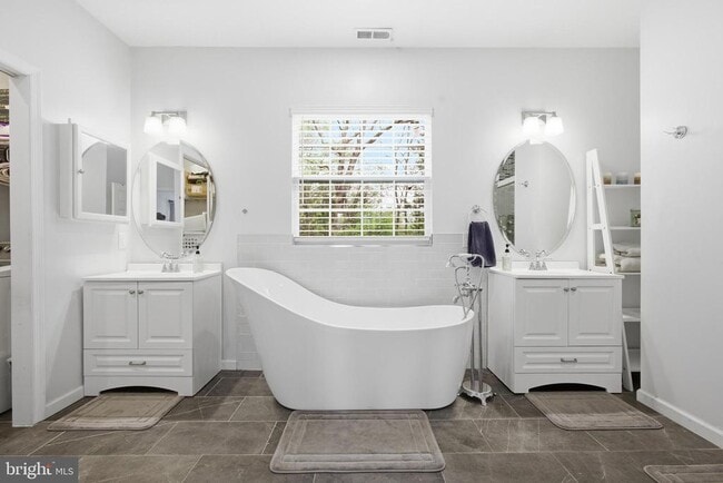 Building Photo - 8664 Pohick Forest Ct