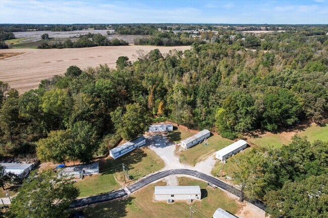 Building Photo - Updated 2BR/1BA Trailer in Muscle Shoals – Quiet Country Setting