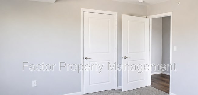 Building Photo - 561 S Elk St