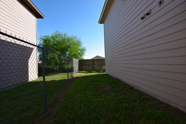 Building Photo - 1402 W Carmen Ave