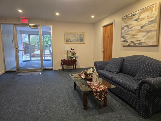 Building Photo - 114 Pleasant St