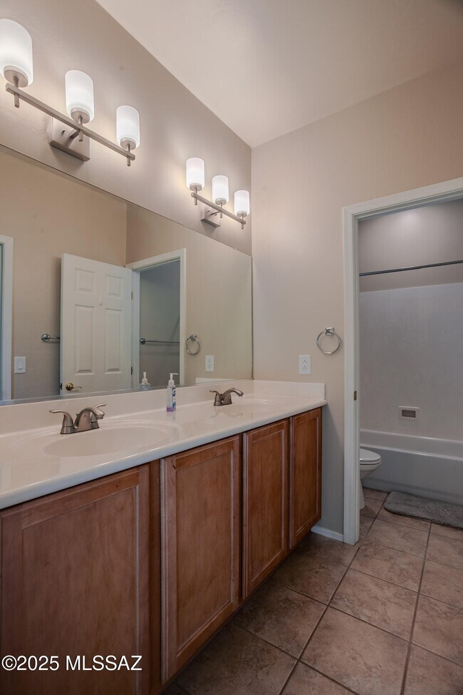 Building Photo - 6161 N Placita San Agustin