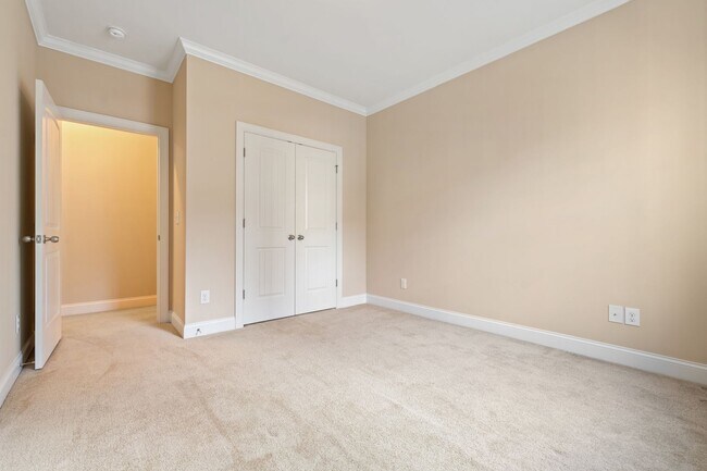 Building Photo - Beautiful Spacious Three Bedroom Townhouse in Carrboro!