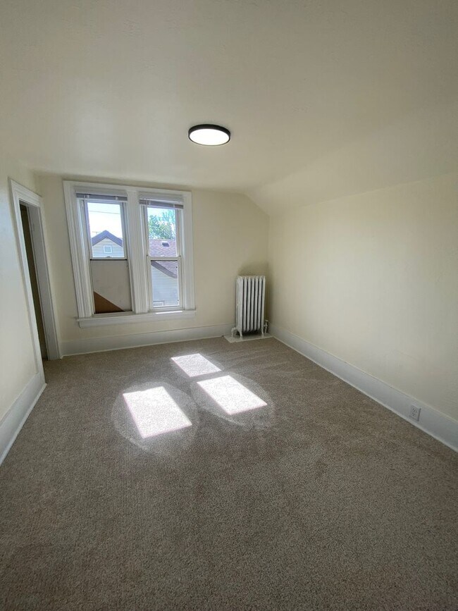 Building Photo - 452 W 10th Ave