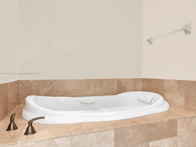 Building Photo - 15051 Royal Oaks Ln