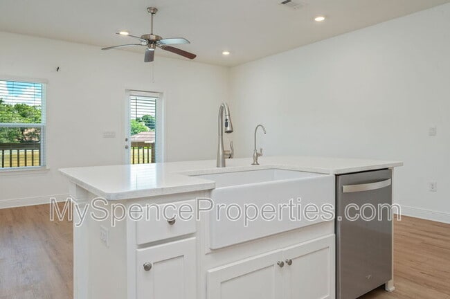 Building Photo - 5 Renea Cv
