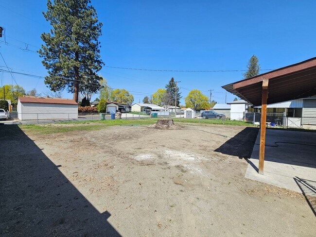 Building Photo - $1,900 - 4 Bed / 1 Bath Home with Fully Fe...