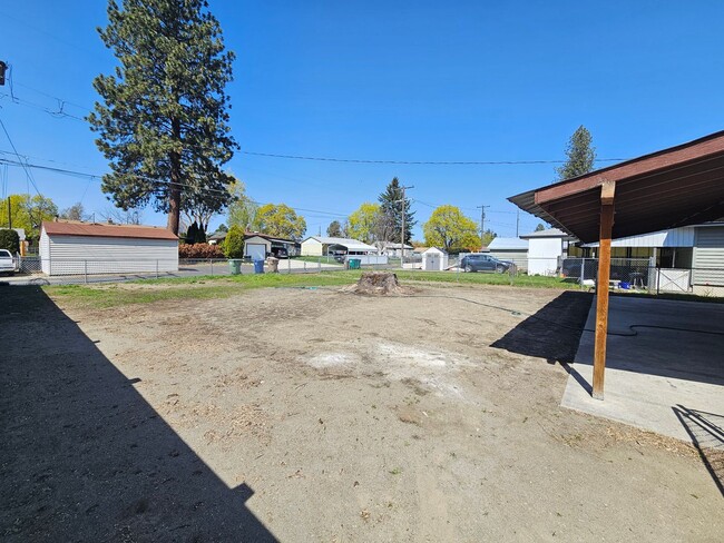 Building Photo - $1,995 - 4 Bed / 1 Bath Home with Fully Fe...
