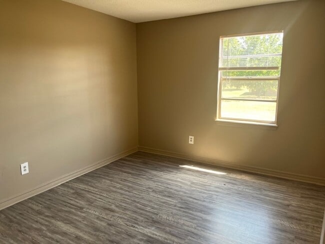 Building Photo - Welcome to your dream home in Russellville...