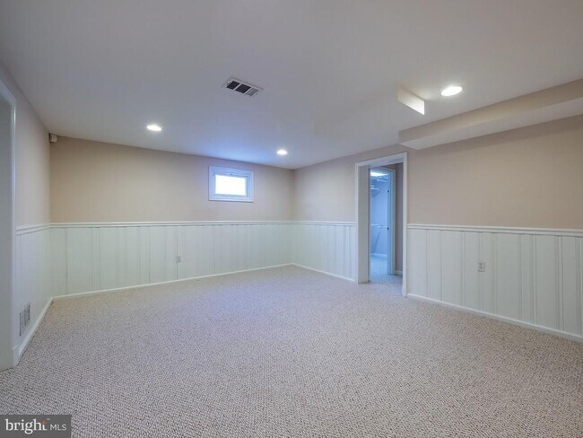 Building Photo - 2702 Navarre Dr