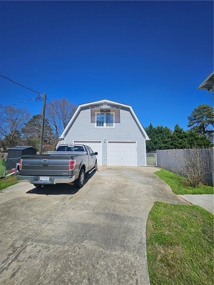 Building Photo - 102 Meadow Dr
