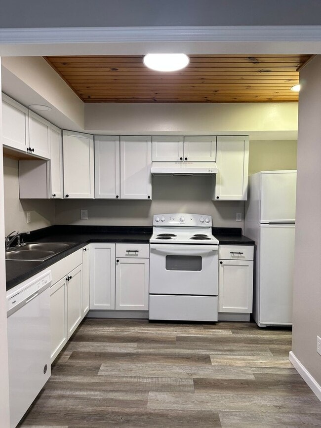 Building Photo - PRICE REDUCED! 3 bedroom, 2.5 bath Townhou...