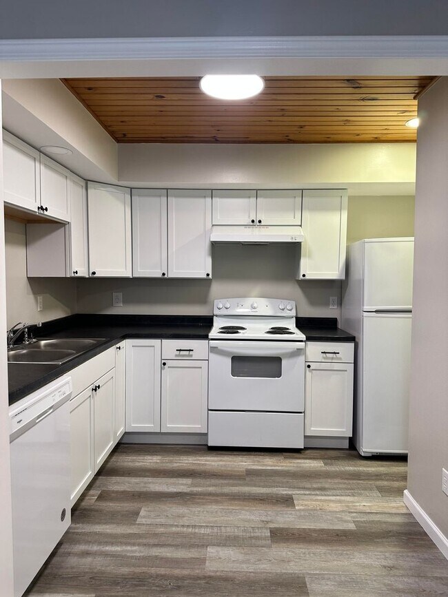 Building Photo - PRICE REDUCED! 3 bedroom, 2.5 bath Townhouse: Cedar Grove Townhomes!