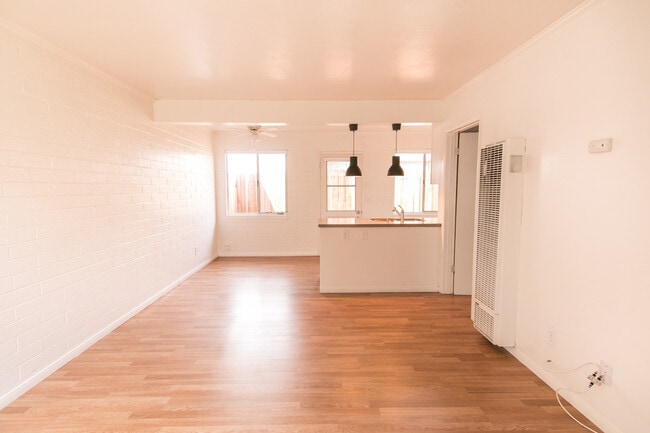 Building Photo - Charming 1br/1ba with Mid Century Touches in Ocean Beach/Point Loma