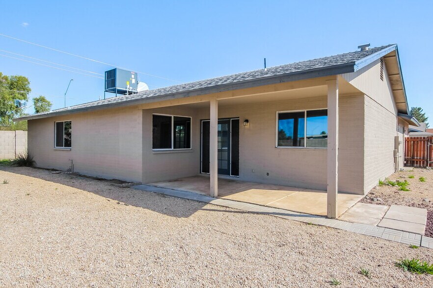 Building Photo - 560 E Morrow Dr