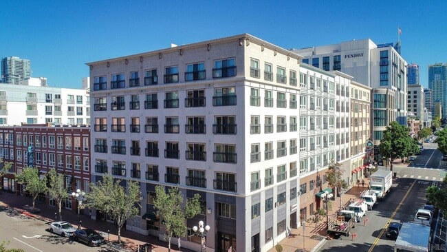 Building Photo - Perfectly located 1 bed/1 bath unit in Dow...