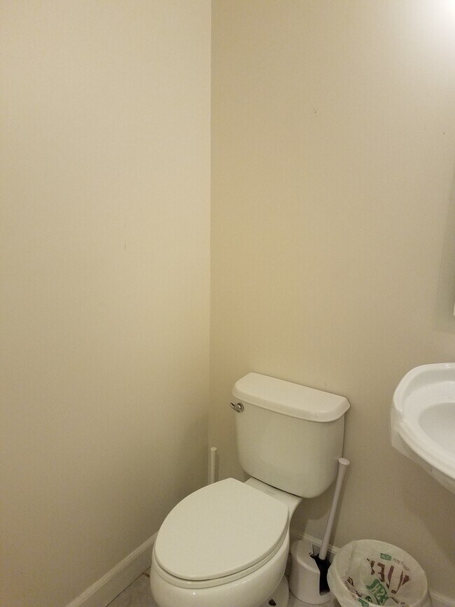 Building Photo - Charming 2Bedroom/1.5Bath Townhome in Upper Fells Point!