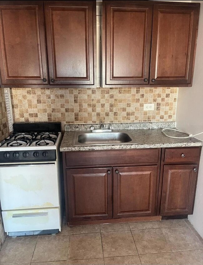 Building Photo - 2610 W Berwyn Ave