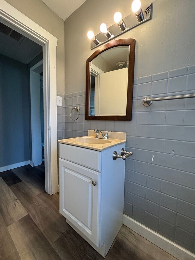 Building Photo - Recently Remodeled 3 bedroom 1 bath home!