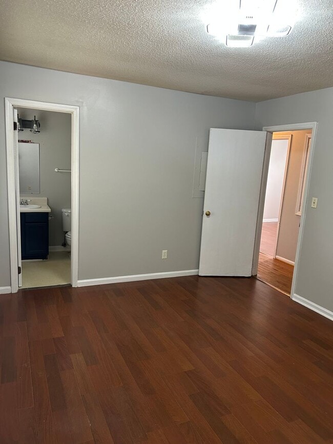 Building Photo - 1/2 OFF FIRST FULL MONTH OF RENT!