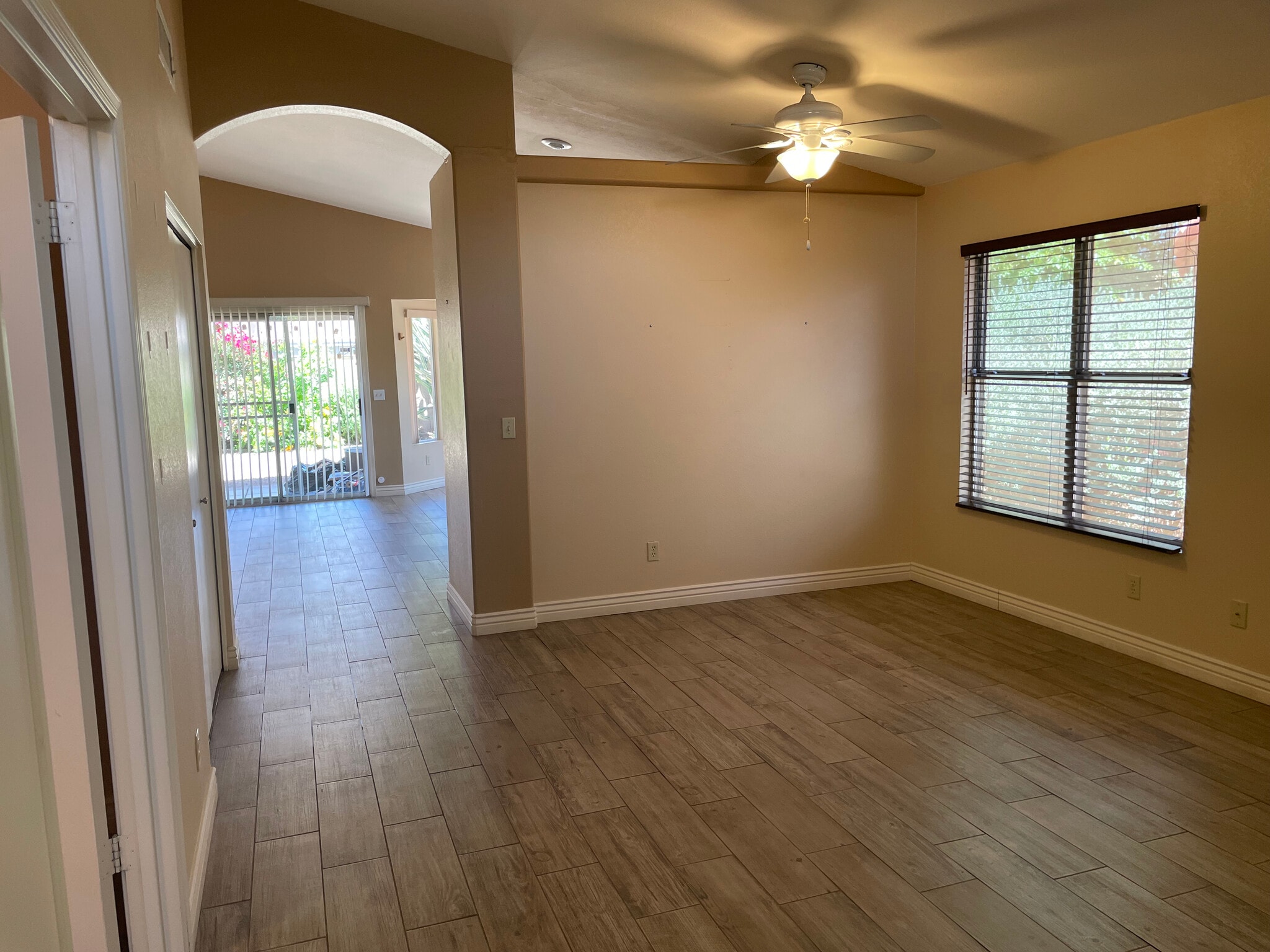 Dining room - 1220 W Butler Dr