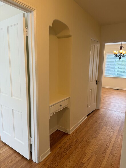 Building Photo - 617 W Glenoaks Blvd