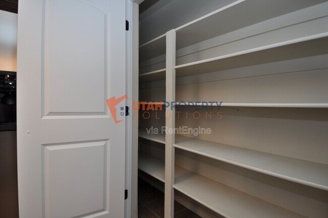 Building Photo - 887 Cedar Pine Ct