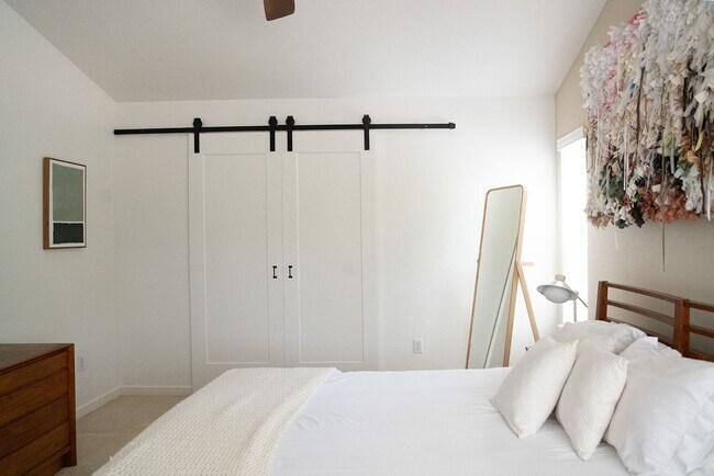 Building Photo - 2 BDR Gorgeous Updated Townhome with Huge Garden