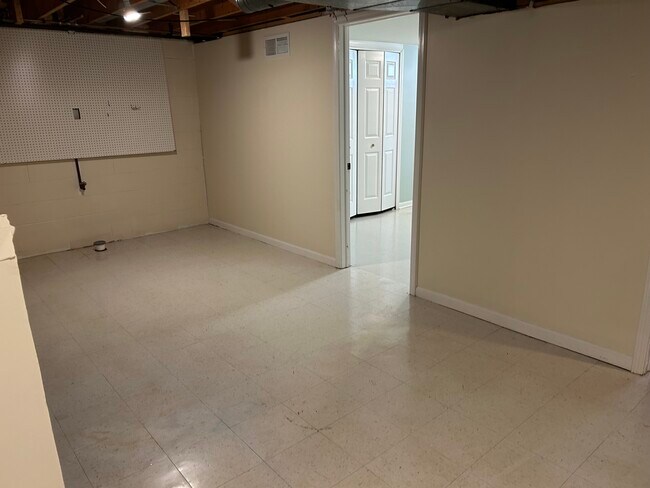 Building Photo - 3754 Hi Villa Dr