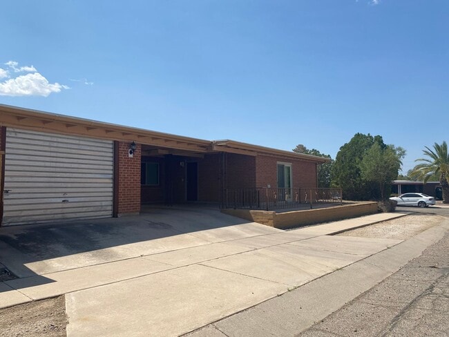 Building Photo - Eastside 3 bed 2 bath - Pool and Garage