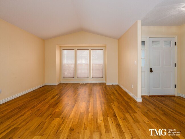 Building Photo - Charming Home Backing to Greenbelt, Near Lacamas Lake and Local Amenities