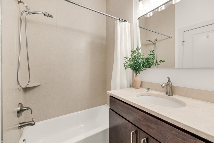 Full Guest Bath - 1912 8th St NW