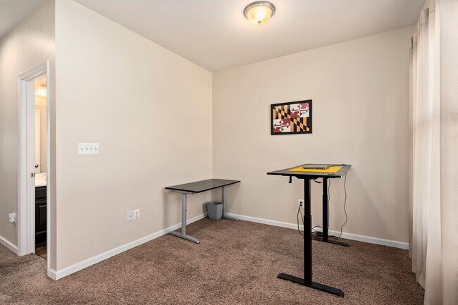 Building Photo - Luxury 3-Bed, 4-Bath Townhouse with Modern Amenities