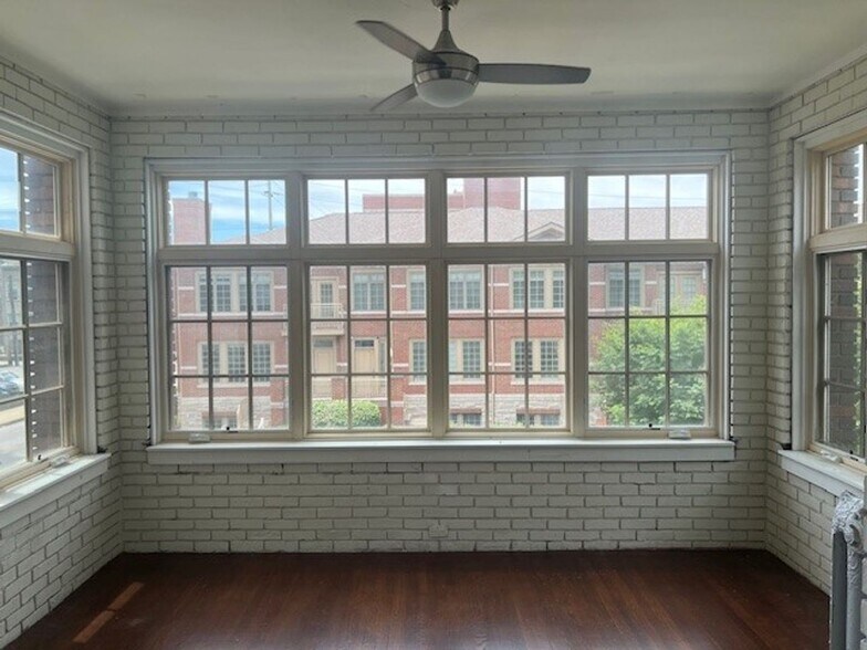 Building Photo - 2,100 Sq. Ft. 3 Bedroom Apartment in Herron-Morton